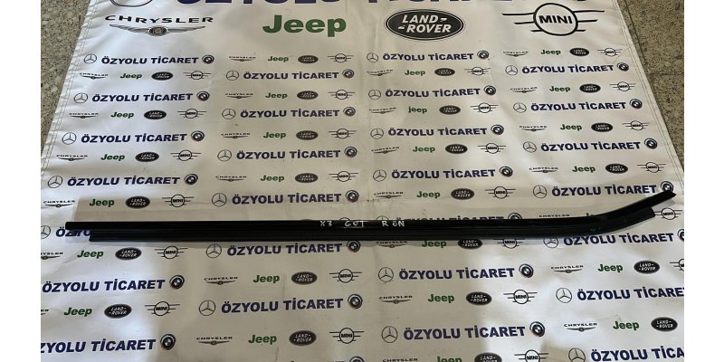 BMW G02 X4 Sağ Ön Kapı Sıyırıcı Parlak Siyah