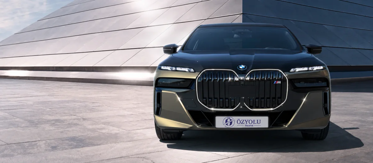 Özyolu Ticaret logolu plakasıyla BMW