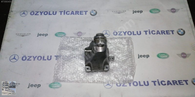 Mercedes W205 C serisi 274 motor kulağı A2742230204 · fotoğraf 2