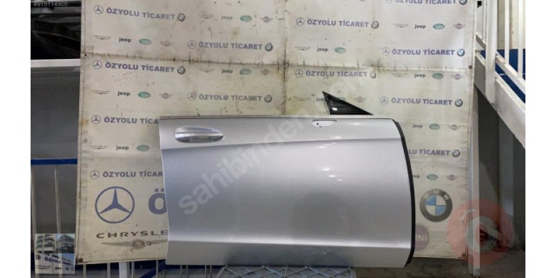 MERCEDES W218 CLS SAĞ ÖN KAPI METALİK GRİ · fotoğraf 2